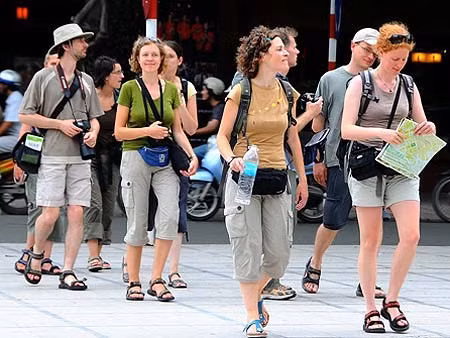 Hausse continue du nombre de touristes européens au Vietnam ảnh 1