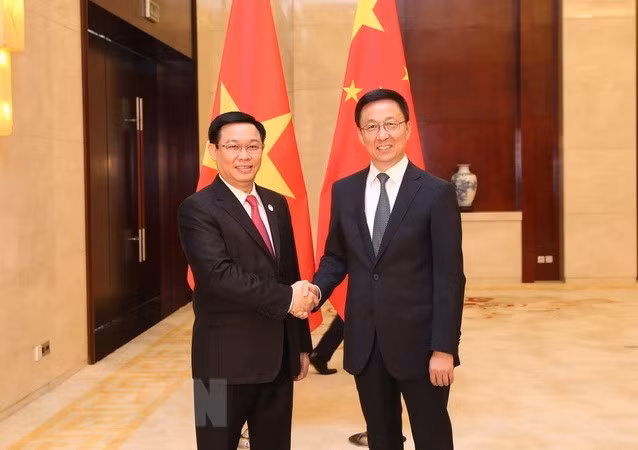  Le vice-PM Vuong Dinh Hue s'entretient avec le vice-PM chinois Han Zheng ảnh 1