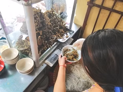 En attendant un bol de soupe de vermicelles aux anguilles parfait ảnh 2