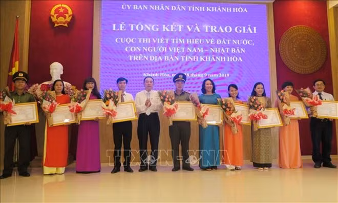Remise des prix du concours d'écriture sur le Vietnam et le Japon ảnh 1