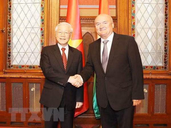 Le secrétaire général Nguyen Phu Trong rencontre le vice-président de l'AN hongroise ảnh 1