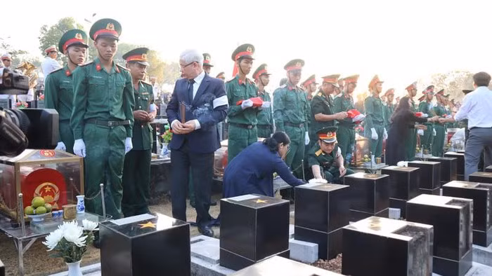 Inhumation des restes de 27 soldats vietnamiens à Binh Phuoc ảnh 1