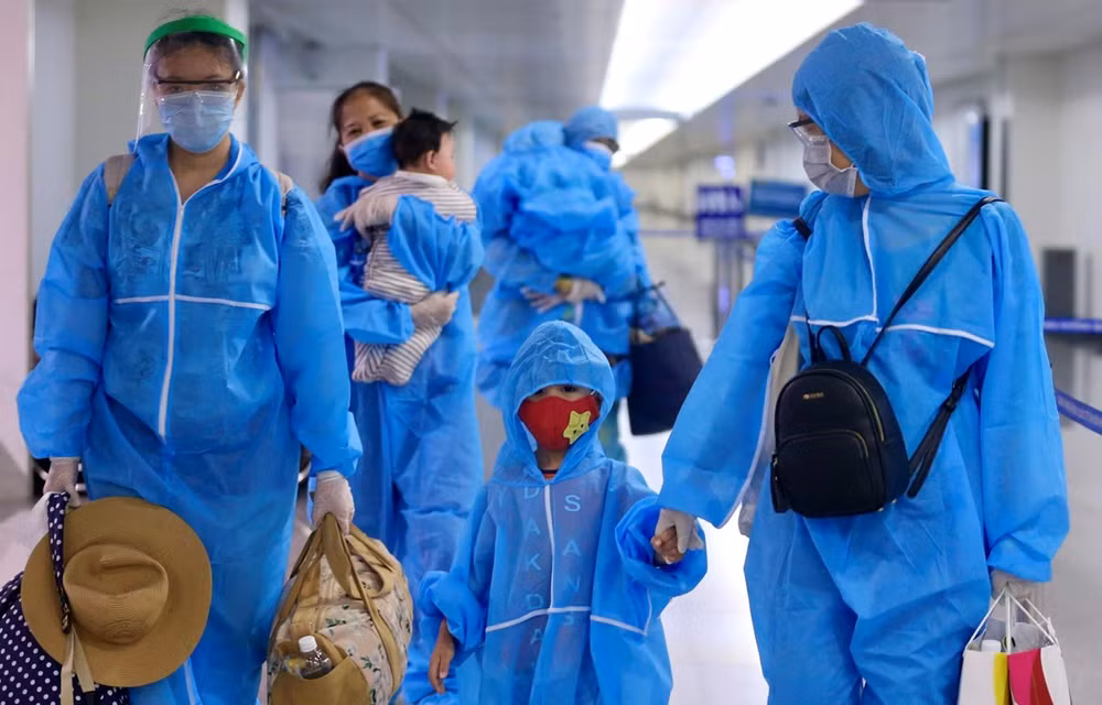 Un vol de Vietnam Airlines ramène près de 300 touristes bloqués de Da Nang à Ho Chi Minh-Ville ảnh 1