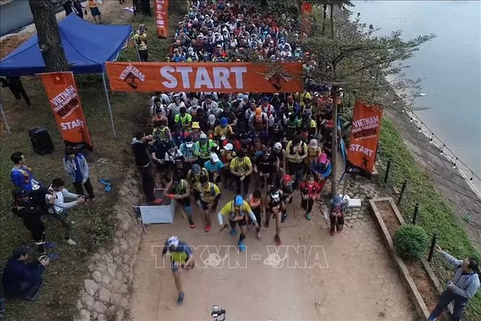 Les coureurs vietnamiens remportent le Marathon en sentier du Vietnam 2020 ảnh 1