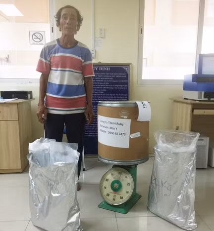 An Giang : arrestation d'un trafiquant de drogue de synthèse du Cambodge au Vietnam ảnh 1