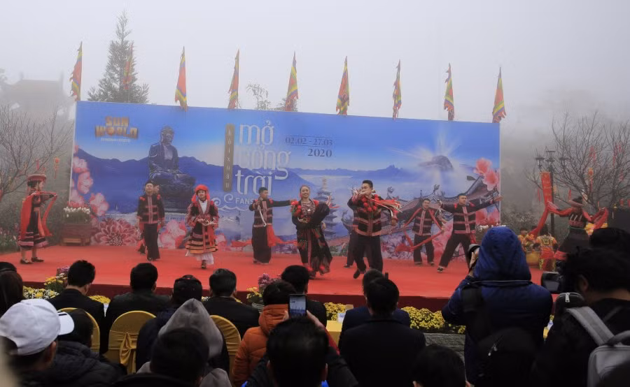 Le festival de l’ouverture de la porte du Ciel du Fansipan et la fête du "khen" et des fleurs 2020 ảnh 1 Le festival de l’ouverture de la porte du Ciel du Fansipan et la fête du "khen" et des fleurs 2020 ảnh 1