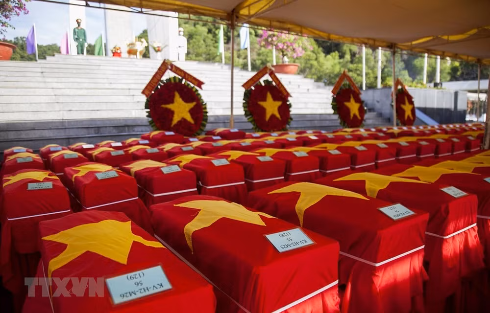 Kien Giang : Inhumation des restes de 262 soldats tombés au Cambodge ảnh 1