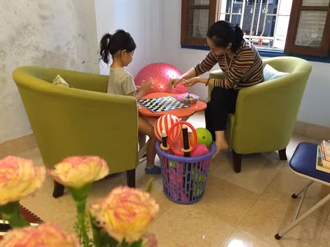 Une traductrice se passionne pour les livres de psychologie en français ảnh 3