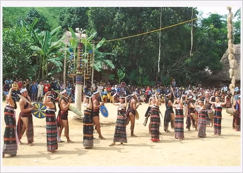Quang Nam: Alang Bay, patriarche de l’édification de la vie culturelle des Co Tu ảnh 1