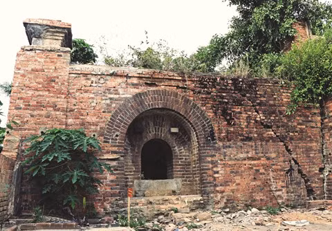 Thua Thiên-Huê: découverte de deux portes dans la cité impériale de Huê ảnh 2