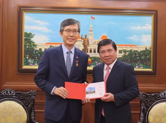 Un dirigeant de Ho Chi Minh-Ville fait grand cas des contributions du consul général de R. de Corée ảnh 1