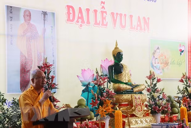 Les Vietnamiens au Laos préservent la beauté culturelle de la fête Vu Lan ảnh 1