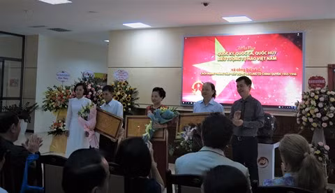 Le drapeau, l’hymne et l’emblème nationaux exposés à Hanoï ảnh 3