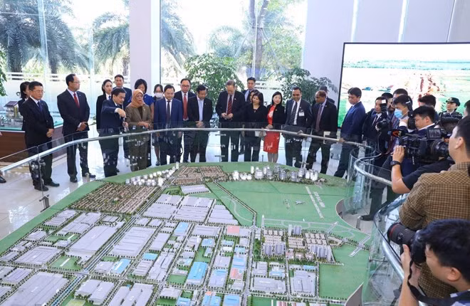 La présidente singapourienne rend visite au parc industriel VSIP Bac Ninh ảnh 1