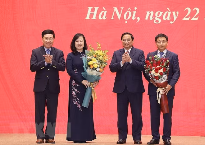 Le PM remet les décisions de nomination aux ministres de la Santé et des Transports ảnh 1