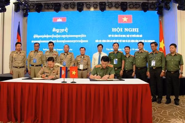 Vietnam-Cambodge : coopération pour la consolidation de la sécurité et de l'ordre à la frontière ảnh 1