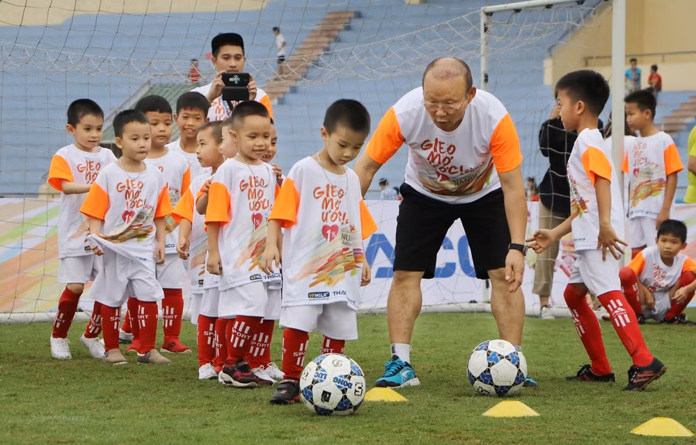 L’entraîneur Park Hang-seo rend visite à des enfants défavorisés à Phu Tho ảnh 1
