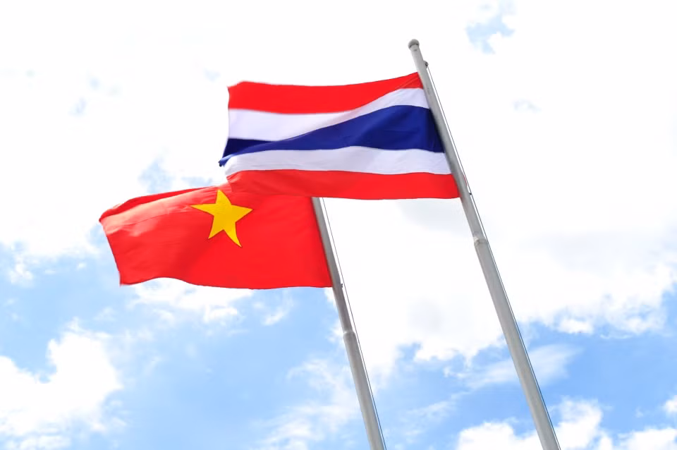 Félicitations des dirigeants vietnamiens pour la Fête nationale thaïlandaise ảnh 1