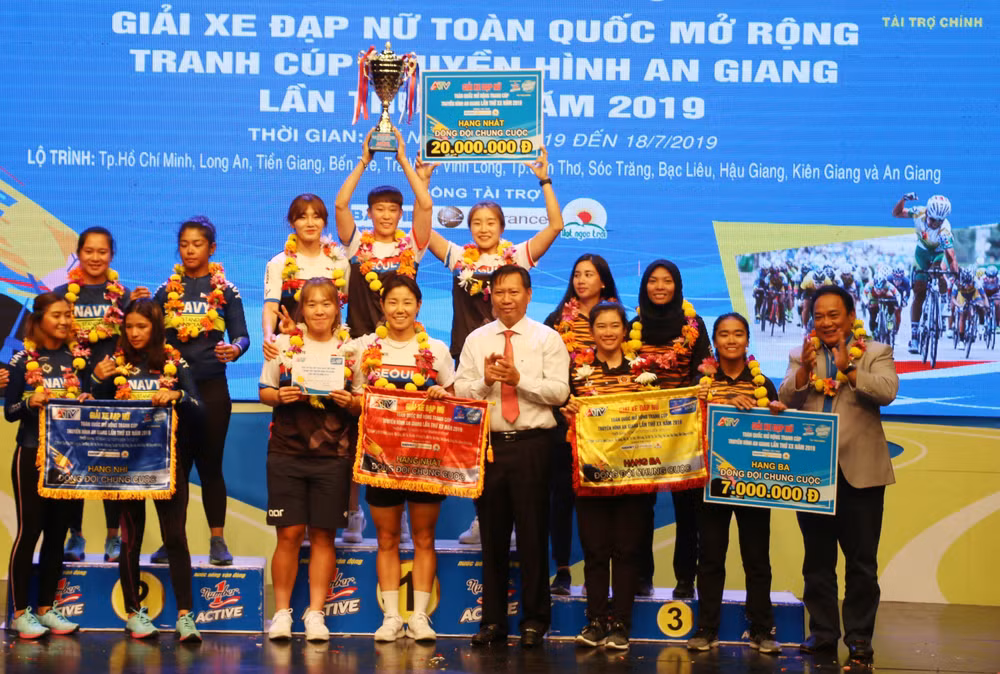 Clôture de la 20e Coupe de Télévision de An Giang de cyclisme féminin ảnh 1