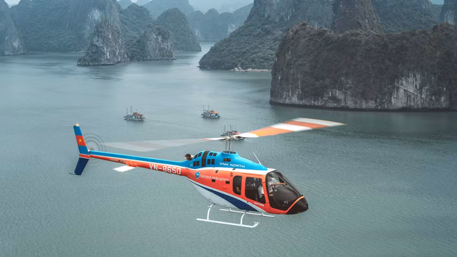 CNN Travel : Faire un vol en hélicoptère au-dessus de la baie d’Ha Long est une nouvelle expérience ảnh 1