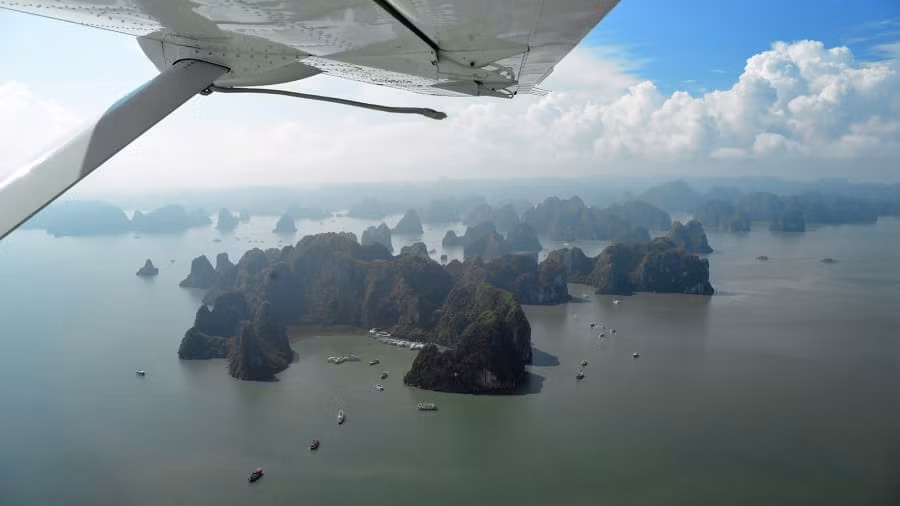 CNN Travel : Faire un vol en hélicoptère au-dessus de la baie d’Ha Long est une nouvelle expérience ảnh 2