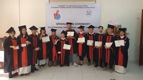 Douze techniciens d’orthopédiques obtiennent leur diplôme de fin d’études ảnh 1