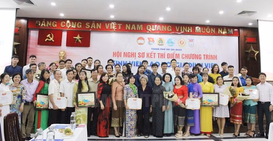 Programme « Étudiants laotiens avec des familles vietnamiennes » à Hô Chi Minh-Ville ảnh 1