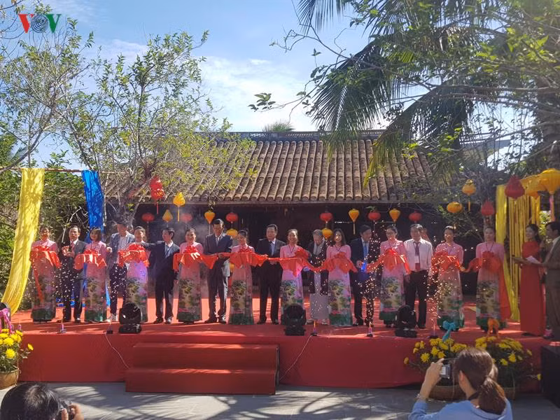 Ouverture du 5e Festival de la soie et de la brocatelle du Vietnam et du monde ảnh 1