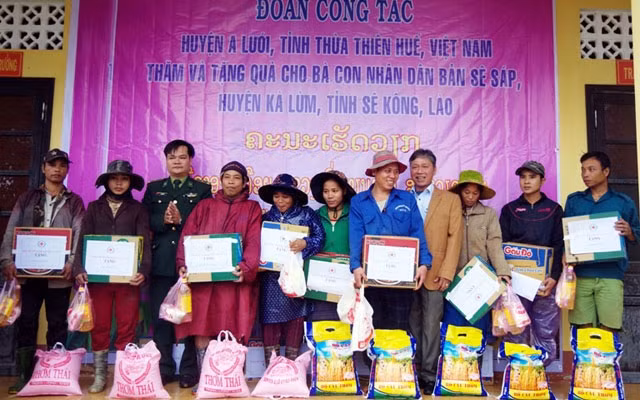 Thua Thien-Hue : des cadeaux offerts à des Laotiens ảnh 1