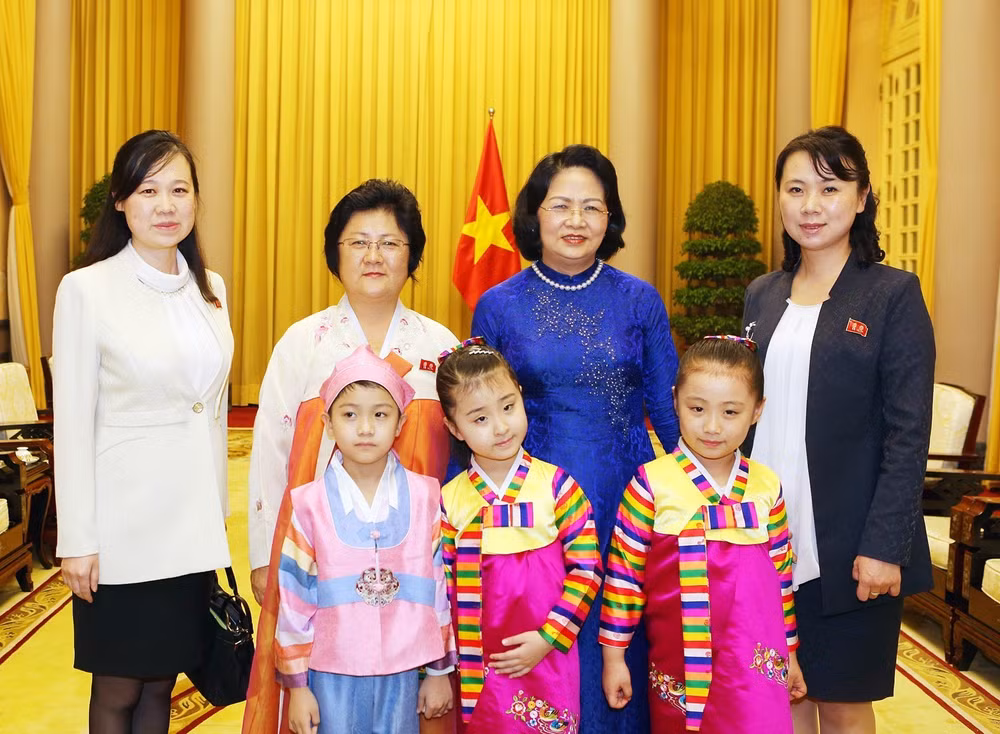 La vice-présidente Dang Thi Ngoc Thinh reçoit une délégation de l’Association d'amitié RPDC-Vietnam ảnh 1