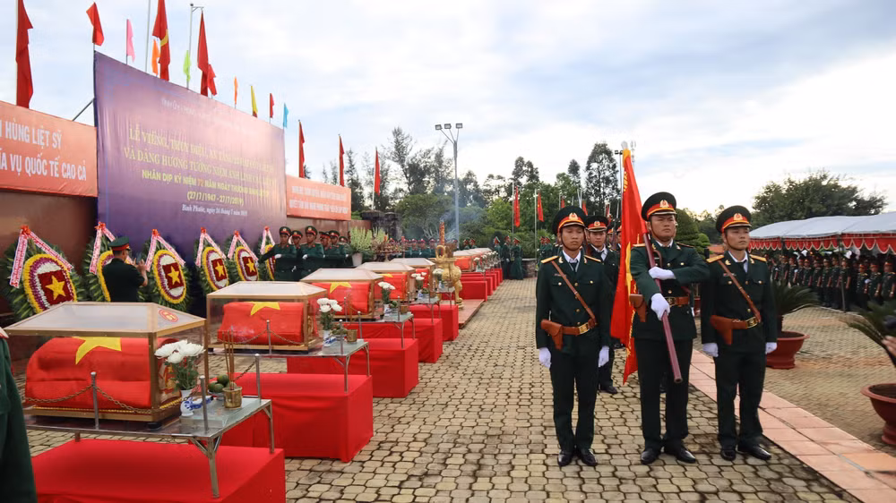 Binh Phuoc : Inhumation des restes de 23 soldats tombés au Cambodge ảnh 1