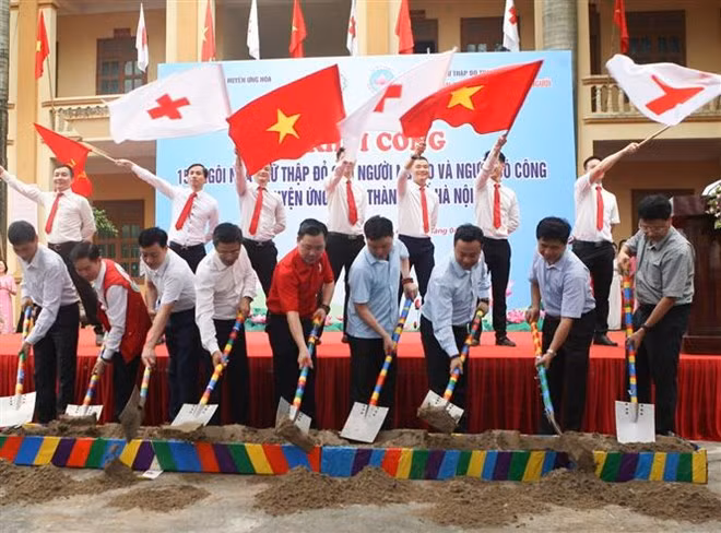 Croix-Rouge : construction de 154 maisons pour des personnes démunies de Hanoi ảnh 1