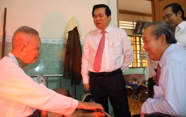 Des dirigeants présentent leurs vœux du Tet à Long An, Vinh Phuc et Kien Giang ảnh 1
