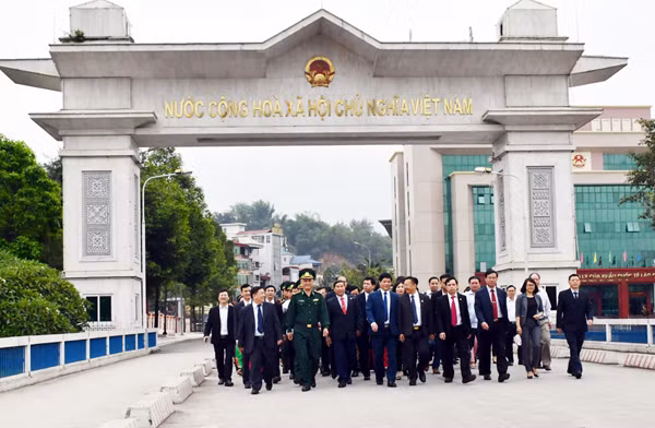 Une délégation vietnamienne se rend en Chine pour un échange d'amitié ảnh 1