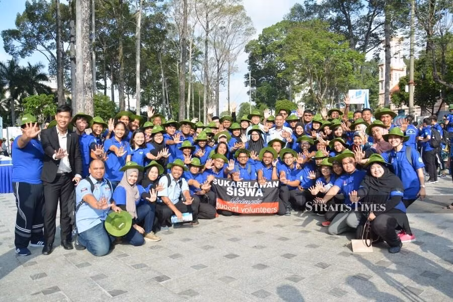 Des étudiants malaisiens au Vietnam pour la campagne de volontariat « Été vert » 2019 ảnh 1
