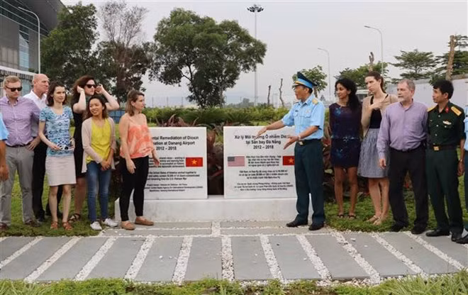 Une délégation américaine sur le site du projet décontamination de la dioxine à Da Nang ảnh 1