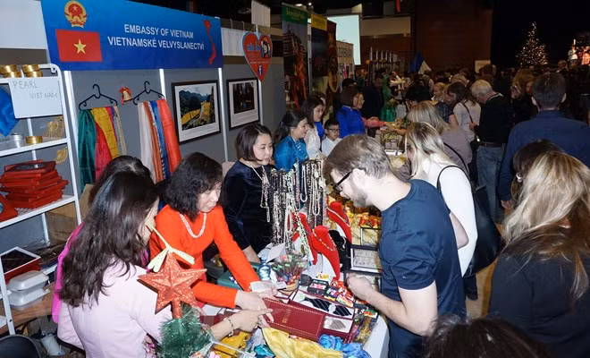 Des produits vietnamiens présentés au Festival international de Noël DSA 2018 ảnh 1