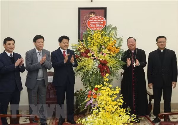 Des dirigeants de Hanoi reçoit le nouveau archevêque de l'archidiocèse de Hanoi ảnh 1