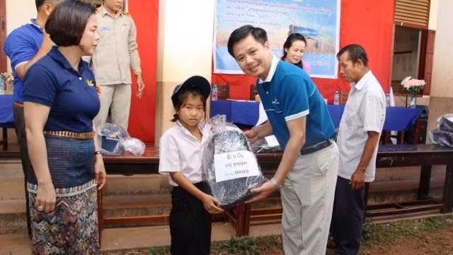 Vietnam Airlines : remise de bourses scolaires à des enfants handicapés laotiens ảnh 1
