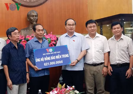 Le Front de la Patrie du Vietnam collecte des fonds pour les sinistrés du Centre ảnh 1
