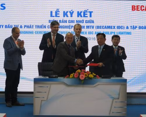 Un groupe néerlandais construit un système d'éclairage intelligent à Binh Duong ảnh 1