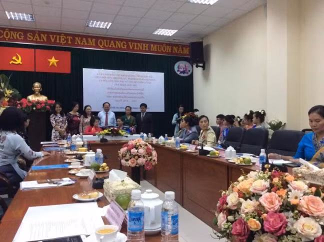 Les femmes de Ho Chi Minh-Ville et de Vientiane renforcent leur coopération ảnh 1