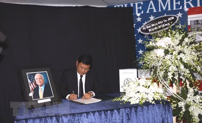 Ho Chi Minh-Ville rend hommage au sénateur américain John McCain ảnh 1