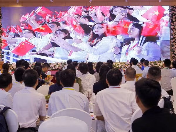 Ouverture de la 18e Rencontre d’amitié entre les jeunes Vietnam-Chine ảnh 1