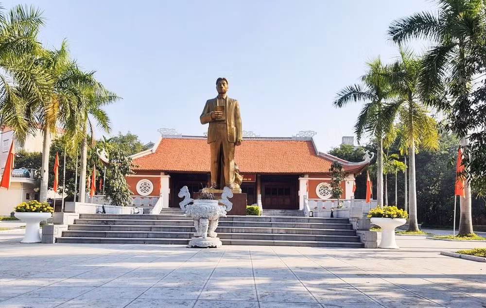 Le monument commémoratif au secrétaire général du Parti communiste vietnamien Nguyên Van Cu au chef-lieu de Tu Son, Bac Ninh (Nord). Photo : BBN/CVN