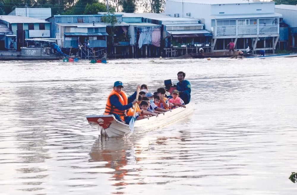 À An Giang, les crues n’arrêtent pas les élèves ! ảnh 2