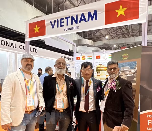 Des produits en bois et d’ameublement présentés à une exposition en Inde ảnh 1