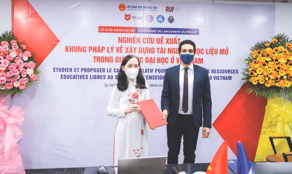 Le directeur régional adjoint-projets de l’AUF Asie-Pacifique, Fabien Méheust, et la directricede l’Université Van Lang, TrânThi My Diêu. Photo : VL/CVN
