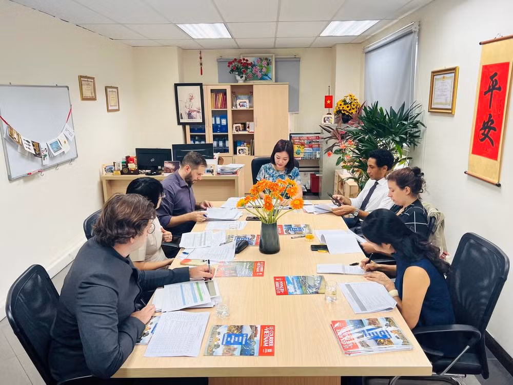 La réunion du jury de la demi-finale du concours "Jeunes Reporters Francophones 2022", tenue le 29 septembre à Hanoï.