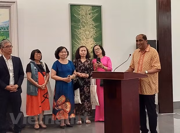 Vernissage d’une exposition artistique sur l’amitié entre le Vietnam et Singapour ảnh 2